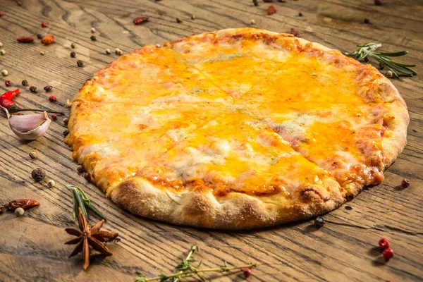 Fetta di pizza e pizza — Foto Stock