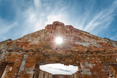 Terk edilmiş binada duvar.