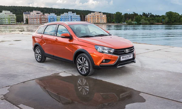 Prezentarea noilor LADA VESTA SW și SWC Sport Wagon Cross — Fotografie, imagine de stoc