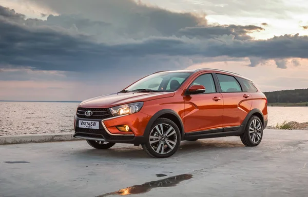 Präsentation des neuen lada vesta sw und swc - Sportwagenkreuzes — Stockfoto