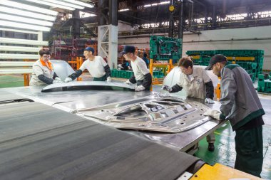 Üretim Atölyesi yeni Lada Vesta Sw Sport Wagon çapraz araba otomobil bitki damgalama