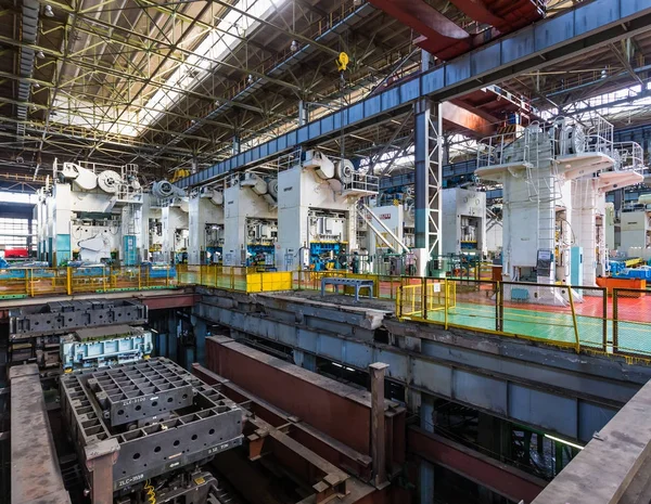 Üretim Atölyesi yeni Lada Vesta Sw Sport Wagon çapraz araba otomobil bitki damgalama