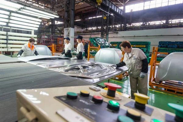 Stämpling produktion verkstad för nya Lada Vesta Sw Sport Wagon Cross car i Automobile växt — Stockfoto