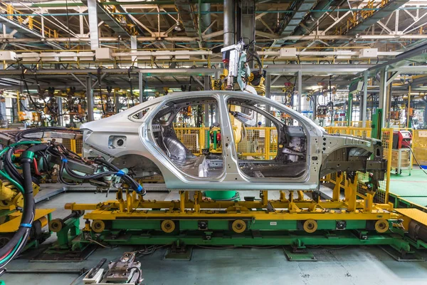 新しいラダ ベスタ スポーツ ワゴン クロス車の溶接の生産 — ストック写真