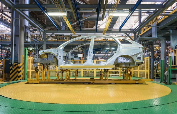 Svetsning produktionen av nya Lada Vesta Sport Wagon Cross bil — Stockfoto
