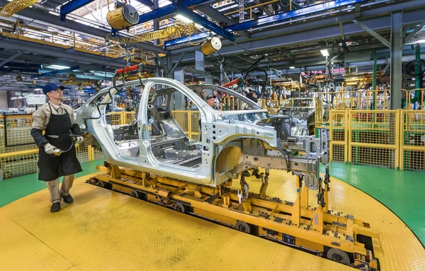 Svetsning produktionen av nya Lada Vesta Sport Wagon Cross bil — Stockfoto