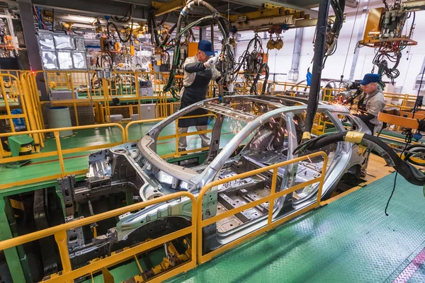 Зварювального виробництва нового автомобіля Lada Веста спорт вагона хрест — стокове фото