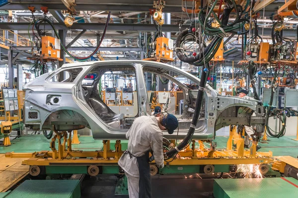 Зварювального виробництва нового автомобіля Lada Веста спорт вагона хрест — стокове фото