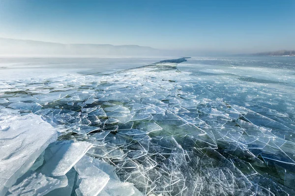 浮かぶ氷の早春川 — ストック写真