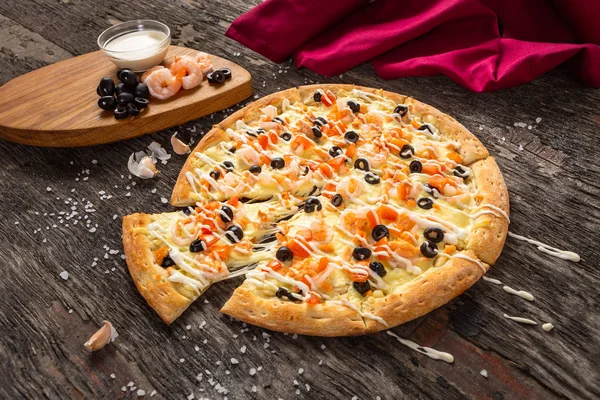 Pizza Con Molto Formaggio Fuso Una Fetta Leggermente Spinta Pizza — Foto Stock