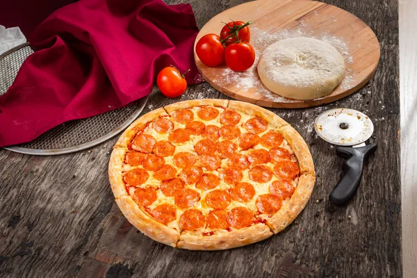 Pizza Piccante Salame Pronta Mangiare Pizza Fresca Con Pomodori Formaggio — Foto Stock