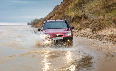 Togliatti, Samara bölgesi / Rusya - 09 Kasım 2019: Suv Chevrolet Niva aşırı sürüş koşullarında. Off-road aracı Lada Niva test ediliyor. Vaz-2123. Gm-Avtovaz ortak girişiminden çıktı