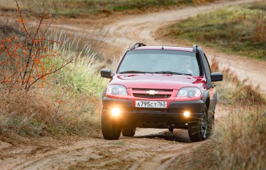 Togliatti, Samara bölgesi / Rusya - 09 Kasım 2019: Suv Chevrolet Niva aşırı sürüş koşullarında. Off-road aracı Lada Niva test ediliyor. Vaz-2123. Gm-Avtovaz ortak girişiminden çıktı