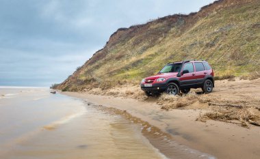 Togliatti, Samara bölgesi / Rusya - 09 Kasım 2019: Suv Chevrolet Niva aşırı sürüş koşullarında. Off-road aracı Lada Niva test ediliyor. Vaz-2123. Gm-Avtovaz ortak girişiminden çıktı