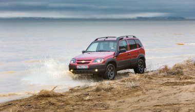 Togliatti, Samara bölgesi / Rusya - 09 Kasım 2019: Suv Chevrolet Niva aşırı sürüş koşullarında. Off-road aracı Lada Niva test ediliyor. Vaz-2123. Gm-Avtovaz ortak girişiminden çıktı