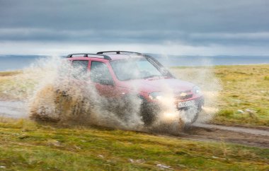 Togliatti, Samara bölgesi / Rusya - 09 Kasım 2019: Suv Chevrolet Niva aşırı sürüş koşullarında. Off-road aracı Lada Niva test ediliyor. Vaz-2123. Gm-Avtovaz ortak girişiminden çıktı