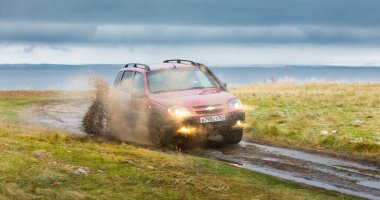 Togliatti, Samara bölgesi / Rusya - 09 Kasım 2019: Suv Chevrolet Niva aşırı sürüş koşullarında. Off-road aracı Lada Niva test ediliyor. Vaz-2123. Gm-Avtovaz ortak girişiminden çıktı