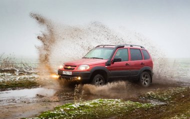 Togliatti, Samara bölgesi / Rusya - 10 Kasım 2019: Suv Chevrolet Niva aşırı sürüş koşullarında. Off-road aracı Lada Niva test ediliyor. Vaz-2123. Gm-Avtovaz ortak girişiminden çıktı