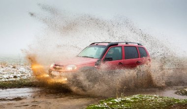 Togliatti, Samara bölgesi / Rusya - 10 Kasım 2019: Suv Chevrolet Niva aşırı sürüş koşullarında. Off-road aracı Lada Niva test ediliyor. Vaz-2123. Gm-Avtovaz ortak girişiminden çıktı