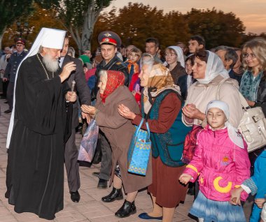 Togliatti, Samara bölgesi / Rusya - 4 Ekim 2008: Moskova ve Tüm Rusya Patriği Kirill. Smolensk 'li Metropolitan Kirill ve Kaliningrad Tolyatti' deki Katedral 'de namaz kılmayı kutluyor.