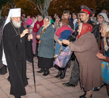 Togliatti, Samara bölgesi / Rusya - 4 Ekim 2008: Moskova ve Tüm Rusya Patriği Kirill. Smolensk 'li Metropolitan Kirill ve Kaliningrad Tolyatti' deki Katedral 'de namaz kılmayı kutluyor.