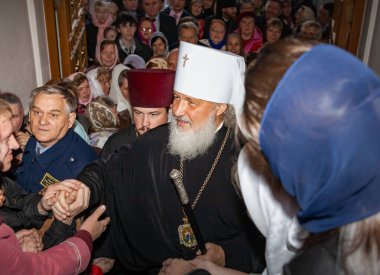 Togliatti, Samara bölgesi / Rusya - 4 Ekim 2008: Moskova ve Tüm Rusya Patriği Kirill. Smolensk 'li Metropolitan Kirill ve Kaliningrad Tolyatti' deki Katedral 'de namaz kılmayı kutluyor.
