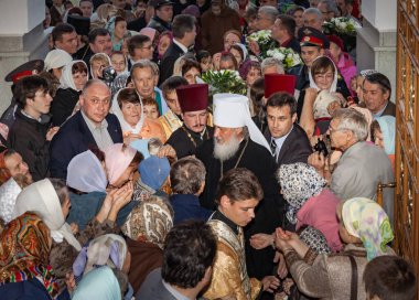 Togliatti, Samara bölgesi / Rusya - 4 Ekim 2008: Moskova ve Tüm Rusya Patriği Kirill. Smolensk 'li Metropolitan Kirill ve Kaliningrad Tolyatti' deki Katedral 'de namaz kılmayı kutluyor.