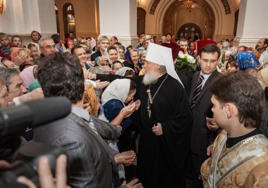 Togliatti, Samara bölgesi / Rusya - 4 Ekim 2008: Moskova ve Tüm Rusya Patriği Kirill. Smolensk 'li Metropolitan Kirill ve Kaliningrad Tolyatti' deki Katedral 'de namaz kılmayı kutluyor.