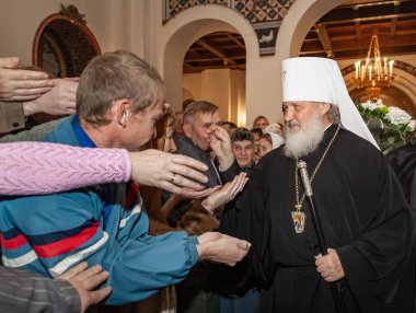 Togliatti, Samara bölgesi / Rusya - 4 Ekim 2008: Moskova ve Tüm Rusya Patriği Kirill. Smolensk 'li Metropolitan Kirill ve Kaliningrad Tolyatti' deki Katedral 'de namaz kılmayı kutluyor.