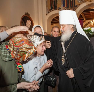Togliatti, Samara bölgesi / Rusya - 4 Ekim 2008: Moskova ve Tüm Rusya Patriği Kirill. Smolensk 'li Metropolitan Kirill ve Kaliningrad Tolyatti' deki Katedral 'de namaz kılmayı kutluyor.