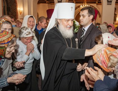 Togliatti, Samara bölgesi / Rusya - 4 Ekim 2008: Moskova ve Tüm Rusya Patriği Kirill. Smolensk 'li Metropolitan Kirill ve Kaliningrad Tolyatti' deki Katedral 'de namaz kılmayı kutluyor.