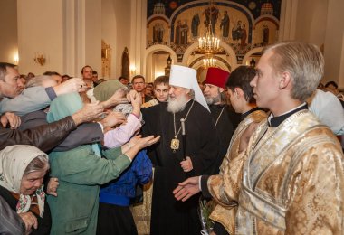 Togliatti, Samara bölgesi / Rusya - 4 Ekim 2008: Moskova ve Tüm Rusya Patriği Kirill. Smolensk 'li Metropolitan Kirill ve Kaliningrad Tolyatti' deki Katedral 'de namaz kılmayı kutluyor.