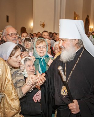 Togliatti, Samara bölgesi / Rusya - 4 Ekim 2008: Moskova ve Tüm Rusya Patriği Kirill. Smolensk 'li Metropolitan Kirill ve Kaliningrad Tolyatti' deki Katedral 'de namaz kılmayı kutluyor.