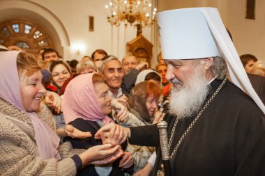 Togliatti, Samara bölgesi / Rusya - 4 Ekim 2008: Moskova ve Tüm Rusya Patriği Kirill. Smolensk 'li Metropolitan Kirill ve Kaliningrad Tolyatti' deki Katedral 'de namaz kılmayı kutluyor.