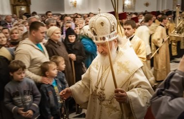 Togliatti, Samara bölgesi / Rusya - 4 Ekim 2008: Moskova ve Tüm Rusya Patriği Kirill. Smolensk 'li Metropolitan Kirill ve Kaliningrad Tolyatti' deki Katedral 'de namaz kılmayı kutluyor.