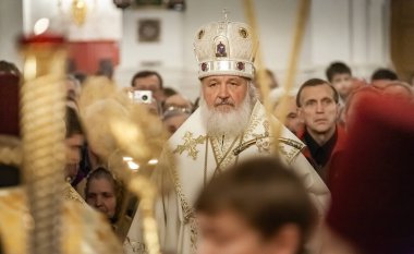 Togliatti, Samara bölgesi / Rusya - 4 Ekim 2008: Moskova ve Tüm Rusya Patriği Kirill. Smolensk 'li Metropolitan Kirill ve Kaliningrad Tolyatti' deki Katedral 'de namaz kılmayı kutluyor.