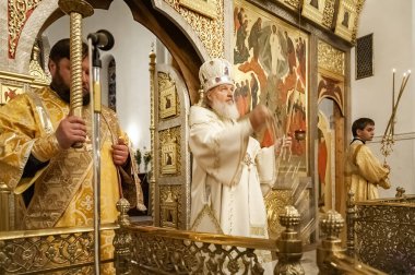 Togliatti, Samara bölgesi / Rusya - 4 Ekim 2008: Moskova ve Tüm Rusya Patriği Kirill. Smolensk 'li Metropolitan Kirill ve Kaliningrad Tolyatti' deki Katedral 'de namaz kılmayı kutluyor.