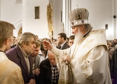 Togliatti, Samara bölgesi / Rusya - 4 Ekim 2008: Moskova ve Tüm Rusya Patriği Kirill. Smolensk 'li Metropolitan Kirill ve Kaliningrad Tolyatti' deki Katedral 'de namaz kılmayı kutluyor.