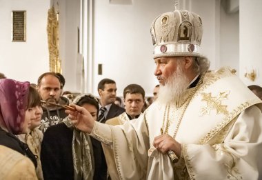 Togliatti, Samara bölgesi / Rusya - 4 Ekim 2008: Moskova ve Tüm Rusya Patriği Kirill. Smolensk 'li Metropolitan Kirill ve Kaliningrad Tolyatti' deki Katedral 'de namaz kılmayı kutluyor.