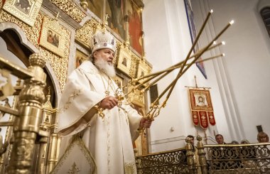 Togliatti, Samara bölgesi / Rusya - 4 Ekim 2008: Moskova ve Tüm Rusya Patriği Kirill. Smolensk 'li Metropolitan Kirill ve Kaliningrad Tolyatti' deki Katedral 'de namaz kılmayı kutluyor.