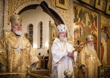 Togliatti, Samara bölgesi / Rusya - 4 Ekim 2008: Moskova ve Tüm Rusya Patriği Kirill. Smolensk 'li Metropolitan Kirill ve Kaliningrad Tolyatti' deki Katedral 'de namaz kılmayı kutluyor.