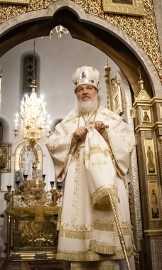 Togliatti, Samara bölgesi / Rusya - 4 Ekim 2008: Moskova ve Tüm Rusya Patriği Kirill. Smolensk 'li Metropolitan Kirill ve Kaliningrad Tolyatti' deki Katedral 'de namaz kılmayı kutluyor.