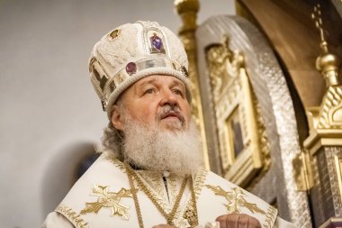 Togliatti, Samara bölgesi / Rusya - 4 Ekim 2008: Moskova ve Tüm Rusya Patriği Kirill. Smolensk 'li Metropolitan Kirill ve Kaliningrad Tolyatti' deki Katedral 'de namaz kılmayı kutluyor.