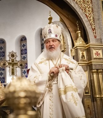 Togliatti, Samara bölgesi / Rusya - 4 Ekim 2008: Moskova ve Tüm Rusya Patriği Kirill. Smolensk 'li Metropolitan Kirill ve Kaliningrad Tolyatti' deki Katedral 'de namaz kılmayı kutluyor.