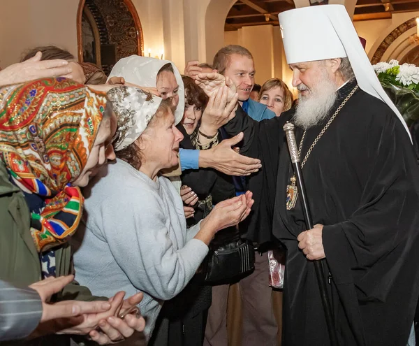 Togliatti, Samara bölgesi / Rusya - 4 Ekim 2008: Moskova ve Tüm Rusya Patriği Kirill. Smolensk 'li Metropolitan Kirill ve Kaliningrad Tolyatti' deki Katedral 'de namaz kılmayı kutluyor.
