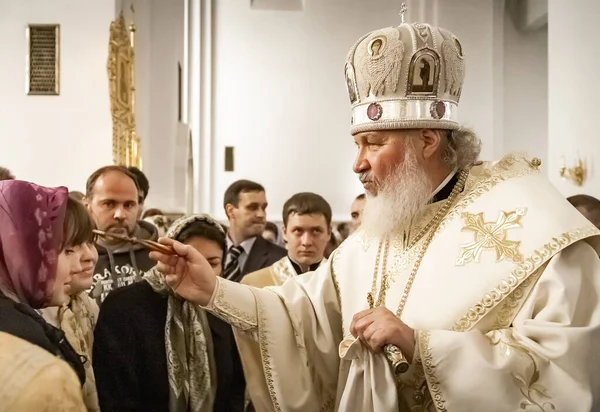Togliatti, Samara bölgesi / Rusya - 4 Ekim 2008: Moskova ve Tüm Rusya Patriği Kirill. Smolensk 'li Metropolitan Kirill ve Kaliningrad Tolyatti' deki Katedral 'de namaz kılmayı kutluyor.