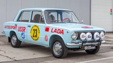 Togliatti, Samara Oblastı / Rusya - 13 Nisan 2020: VAZ 2101 Tour d 'Europe 1971 Rally otomobili LADA Spor Bahçesi' ne park edilmiştir. 50. Yıl dönümünde Kopeika aracı üretimi 1970 yılında başladı