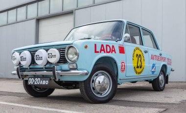 Togliatti, Samara Oblastı / Rusya - 13 Nisan 2020: VAZ 2101 Tour d 'Europe 1971 Rally otomobili LADA Spor Bahçesi' ne park edilmiştir. 50. Yıl dönümünde Kopeika aracı üretimi 1970 yılında başladı