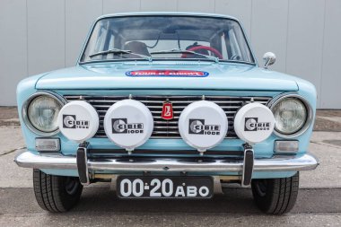 Togliatti, Samara Oblastı / Rusya - 13 Nisan 2020: VAZ 2101 Tour d 'Europe 1971 Rally otomobili LADA Spor Bahçesi' ne park edilmiştir. 50. Yıl dönümünde Kopeika aracı üretimi 1970 yılında başladı