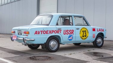Togliatti, Samara Oblastı / Rusya - 13 Nisan 2020: VAZ 2101 Tour d 'Europe 1971 Rally otomobili LADA Spor Bahçesi' ne park edilmiştir. 50. Yıl dönümünde Kopeika aracı üretimi 1970 yılında başladı